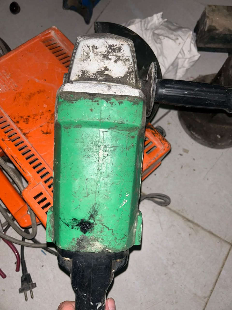 السلام عليكم 
كوسرة هيتاشي 180mm صناعة يابانية
التواصل على ***********
