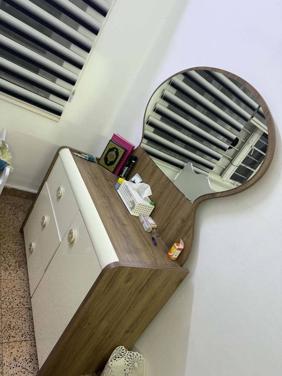 السلام عليكم غرفه مال بيت كلش نضيفه سعرها 230 وبيها مجال اتصال ***********
