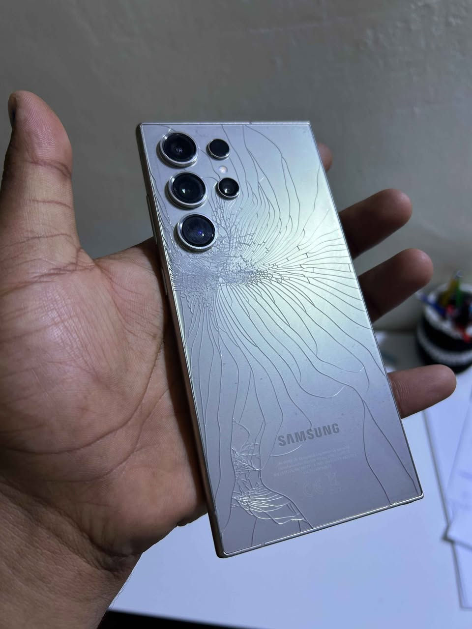 السلام عليكم جهاز galaxy s 24 ultra الجهاز خالي من اي مشاكل ونظيف عدا الضهر وكع مني بدون كفر وباقي الجهاز كلش نظيف ومابي اي مشكله مثل ما موضح 
دبل سيم كارت شرق اوسط عارضه جوه سعره ب ٢٠٠ الف اقل شي من وره الضهر بس يعني سعره قفل لحد يعامل اذا شراي خاص او اتصل *********** متوفر واتس المكان بغداد اليرموك حي الداخلية بغداد, العراق
