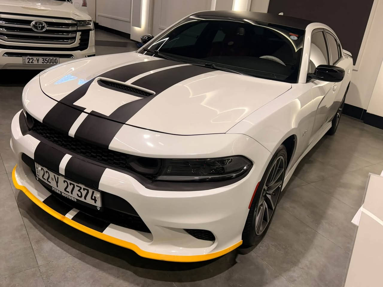 السلام عليكم
دوج جارجر ( DODGE CHARGER ) 

🔹الفئه : R /T

🔹موديل: 2023

🔹رقم السياره: اربيل تسجيل جديد 

 🔹تحويل  وكالة بأي وقت سنويه وهزه جديده    

🔹المحرك: 8 سلند 5700 ( كفاله )

🔹المسافه المقطوعه ؛ 25 MI ( ماشيه قليل )

🔹حاله السياره :  ( وضع الشركة )
*********************************************
🔹شاشه كبيره مع نظام ملاحه نفكيشن GPS
🔹داخل جلد 
🔹ويل  حجم 20 
🔹 حساسات خلفيه 
‏🔹 تشغيل عن بعد
*********************************************السياره جديده جدا  ومابيه نقص حته كتلوكات مال الشركه وياها
*ويل اصلي حجم 20 مع تخم تاير جديد 
*محرك كير تبريد ع وضع الشركه كفاله
*حداديه ع وضع الشركه
💰سعر ؛255$💰

مكان السياره : اربيل

للاستفسار ؛ ***********

نص مكتوب في الصور:
- RT-2023