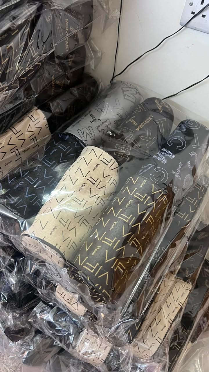 حقيبة هاند باك شبابية وتنفع للطلاب محفظة مدرسية جملة فقط سعر الدرزن ١٢ الف اقل طلب ٤ درازن  للحجز يرجى مراسلة الصفحة او الاتصال واتساب *********** 
يوجد توصيل كافة محافظات العراق
