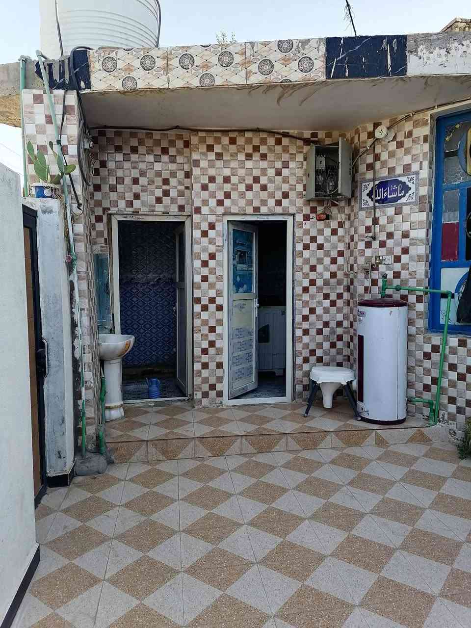 السلام عليكم بيت للبيع حي المعلمين منطقة الالبان الشارع الرأيسي خلف المنتزه ريس تايم طابو صرف مساحة ١٢٠ م  +طارمة ٨×٦ يعني اتصير المساحة ١٨٠ م كونكريت طابقين الأرضي ديوانية وصالة وغرفتين وصحيات الطابق الثاني ٣غرف+صحيان +مطبخ البيت يباع معة الاثاث السعر ١٧٥ للاستفسار ***********
