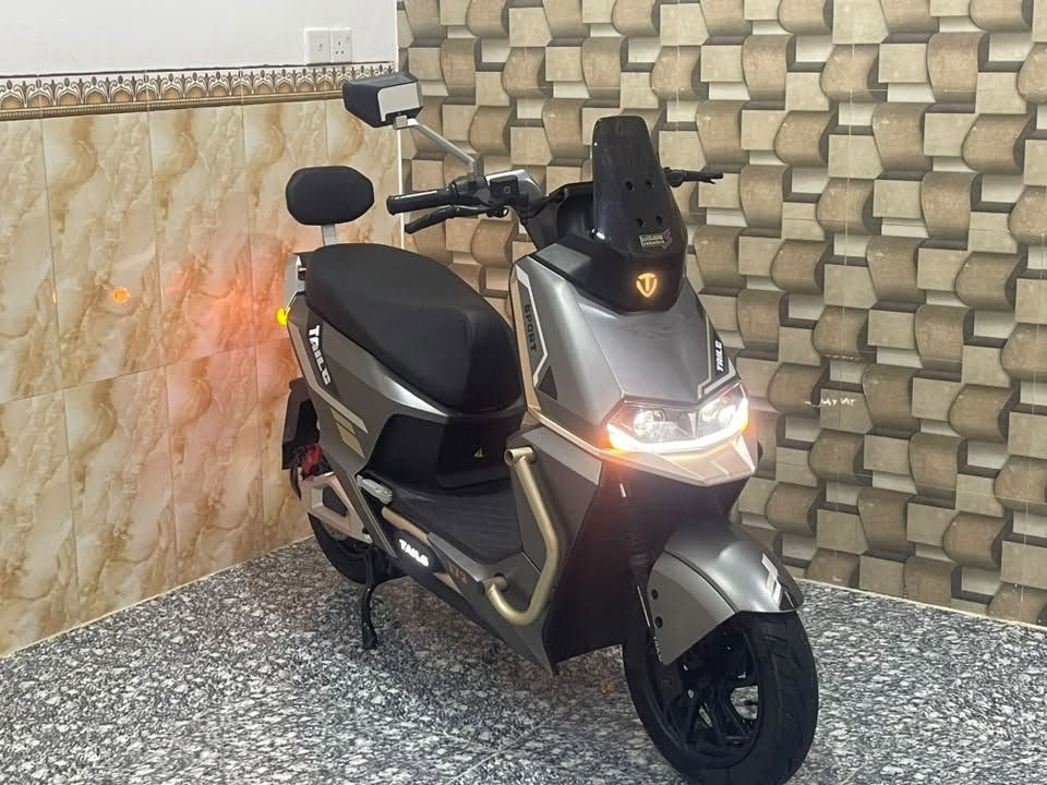 🏍️ للبيع دراجة شحن تايلج T73 موديل 2025
دراجة نظيفة وشبه جديدة، وماشية بس 291 كم 🔥

🔹 النوع: T73
🔹 الموديل: 2025
🔹 البطاريات: 6 بطاريات مسطّرة
🔹 الملف: 2000
🔹 السرعة: توصل 70 كم/ساعة حقيقي
🔹 المسافة بالشحنة: تقريباً من 60 إلى 70 كم
🔹 بيها 3 سرعات، ونظام R ونظام P
🔹 حساس ستاند
🔹 تكايات قدم للراكب الخلفي
🔹 منفذ USB للشحن وغيرها من المميزات

الدراجة اشتريتهة من شركة فوجي قبل شهرين، وبعدها بالضمان للبطاريات والملف وعقل الدراجة.
ماشية بس 291 كم، يعني بعدها جديدة ونظيفة، وما بيها أي شي خير من الله.

💰 السعر: 1,250,000 دينار
وبيها مجال للشراي
 سبب البيع: عندي مريض ومتوازي على علاجة

 للتواصل واتساب واتصال:
***********

بلعافية على الياخذهة وشرط تاخذهة وتدعي لمريضي يتشافى عليهة🤲❤️
