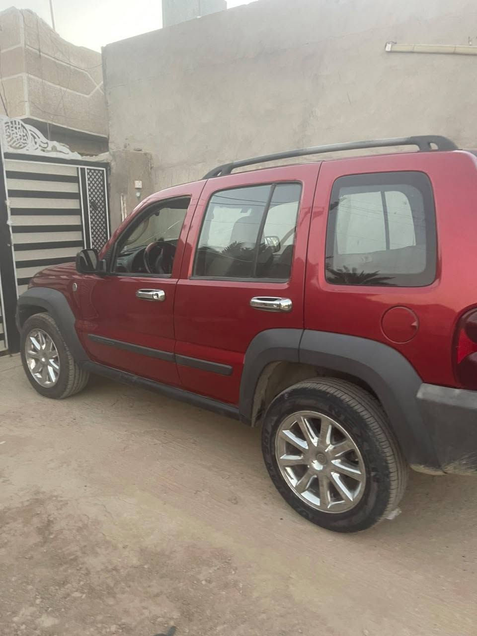 جيب لبرتي 4×4 2007   للبيع 
سياره كير ومكينه وصدر كفاله والكشر مكفول من بارد حار ماعده الباب البصف السايق صبغ رش خفيف بس مابي دكت چاكوج دواخل مكفوله سماعات شاشه كامله مابيهه اي نقص عده التبريد عاطل بس 
عنواني بغداد  النهروان 
*********** 
سعرهه (73$)
