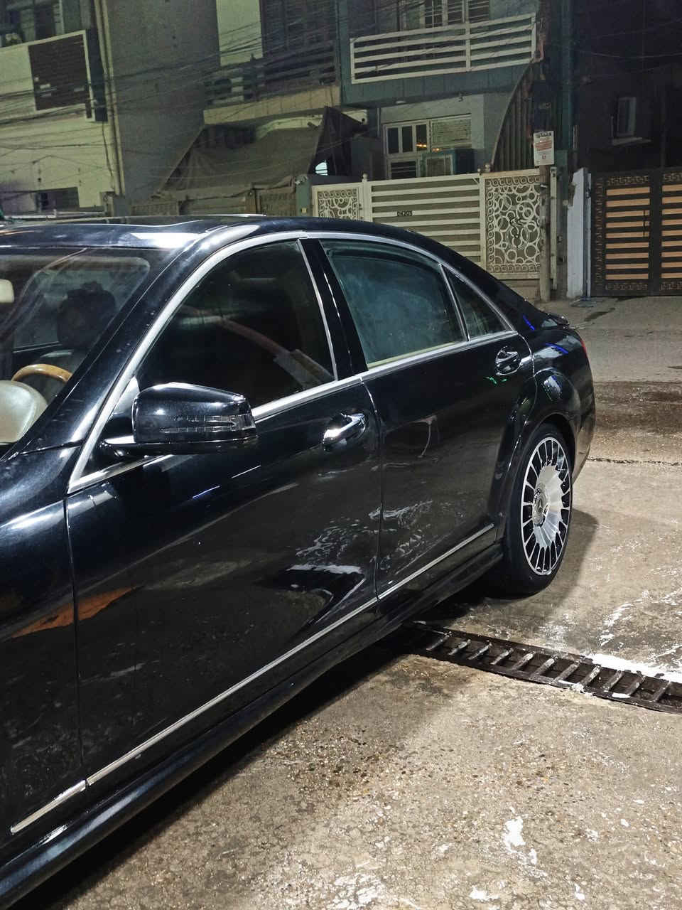#ادوات حاويه يرهم بيع #ومراوس 
مارسدس / S 350 لارج باب طويل vip خـلـيـجي
موديل 2009 / محدث 13 بالكامل كت S63
ماشيه (120 ألف KM)
... مواصفات السياره ...
محرك 6 سلندر المرغوب 
فتحه سقف  جنطه شفط ثلاجه بالجكمجه
5 بردات كهرباء لايتات زنون داينمك
مري شفط زراك   بچم لد بك لايت لد 
ماوس 3 وضعيات قيادة
حساسات امامي خلفية رادار مثبت سرعة
3 قطع تبريدانارة الداخل والدشبول متغير 
ويل كب مايباخ حجم 20 كت كامل S63
(وبعد بيها هواي مواصفات)
أخوان السياره وارد خليجي ، كفاله عامه  ...
السياره جديده ونظيفه 
مكان السياره بغداد / المنصور 
رقم  الهاتف 
*********** متوفر واتساب
#السعر 84 وبيها مجال.
