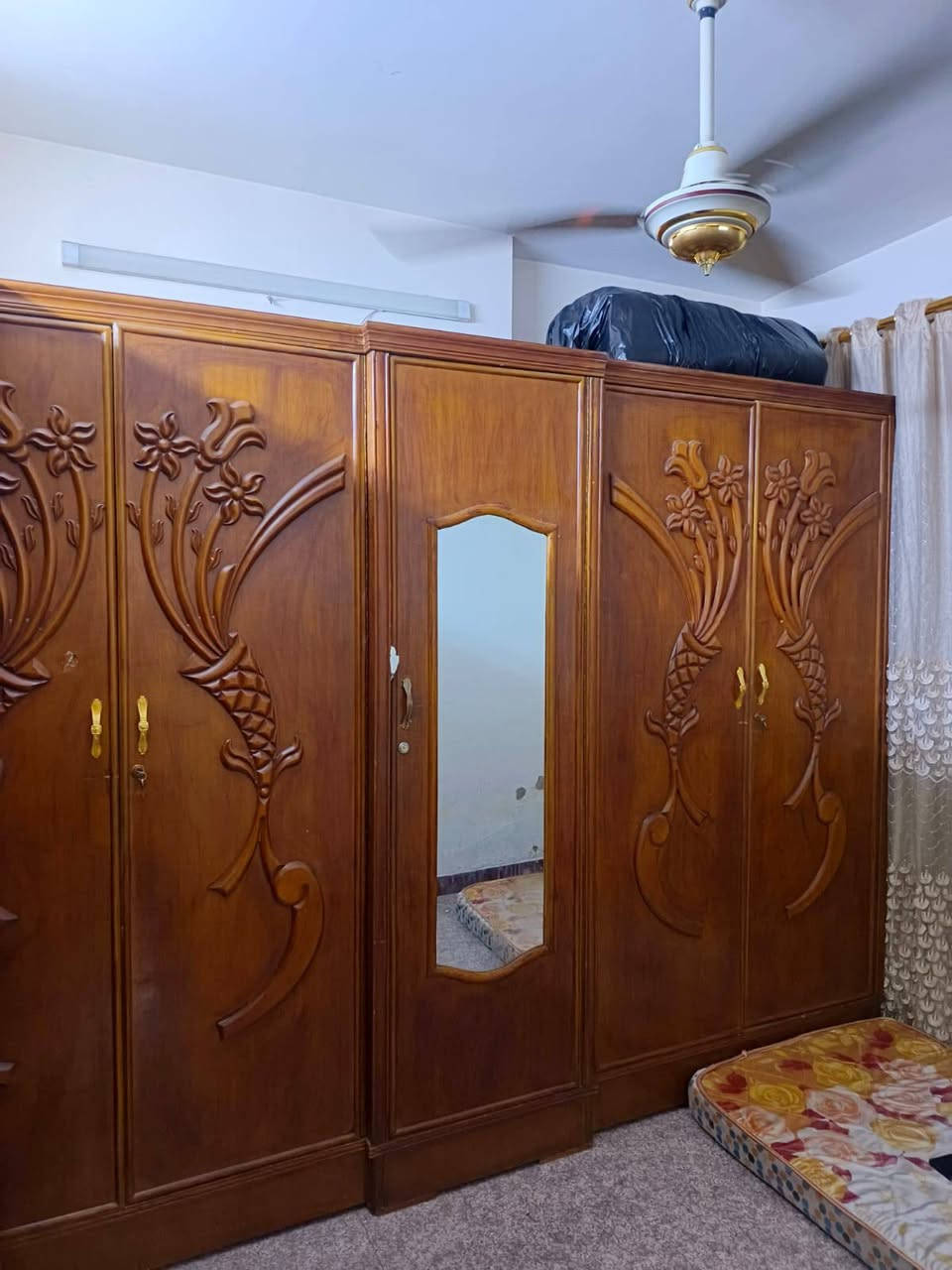 السلام عليكم غرفه صاج تكمه بيها ملاحضات مثل مموضح بل صور السعر 500 الف اتصل واني حاضر ***********
