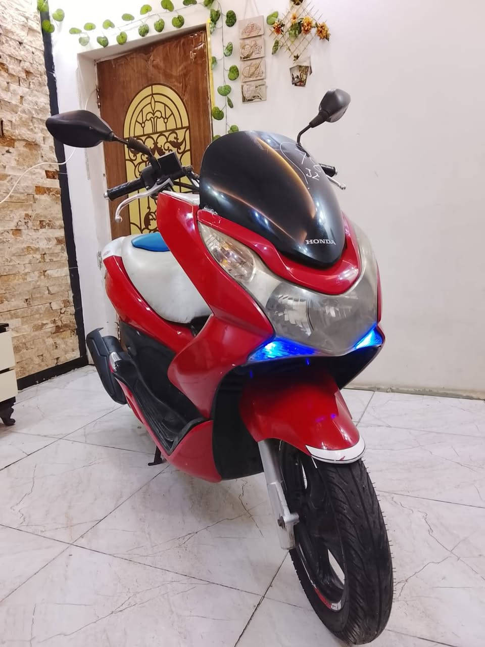السلام عليكم pcx جيل أول ياباني
استان حساس 

دراجه ممشاها قليل 

مكينه بلادي مكفولة تنقيص تبخير نضوح مابيها فقط ملاحظات بلكفر 

شغل وطلع مكاني مدينة الصدر 

سعر ١٢٠٠ وبيها مجال أو مرواس بأحدث وفرق

***********
