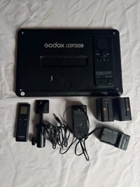اضاءة godox للبيع Godox ledp260c تشتغل شحن وايضا كيبل ملحقات الاضاءة ب...