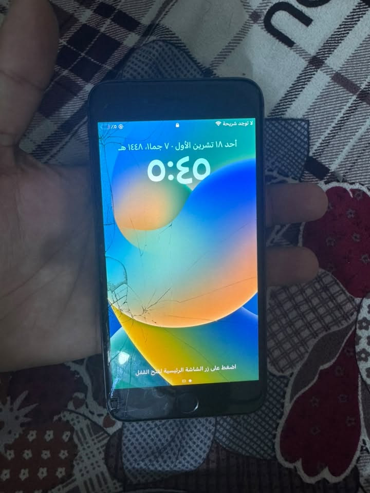 آيفون 8 بلس • ١٢٨ • شاشة مكسورة
