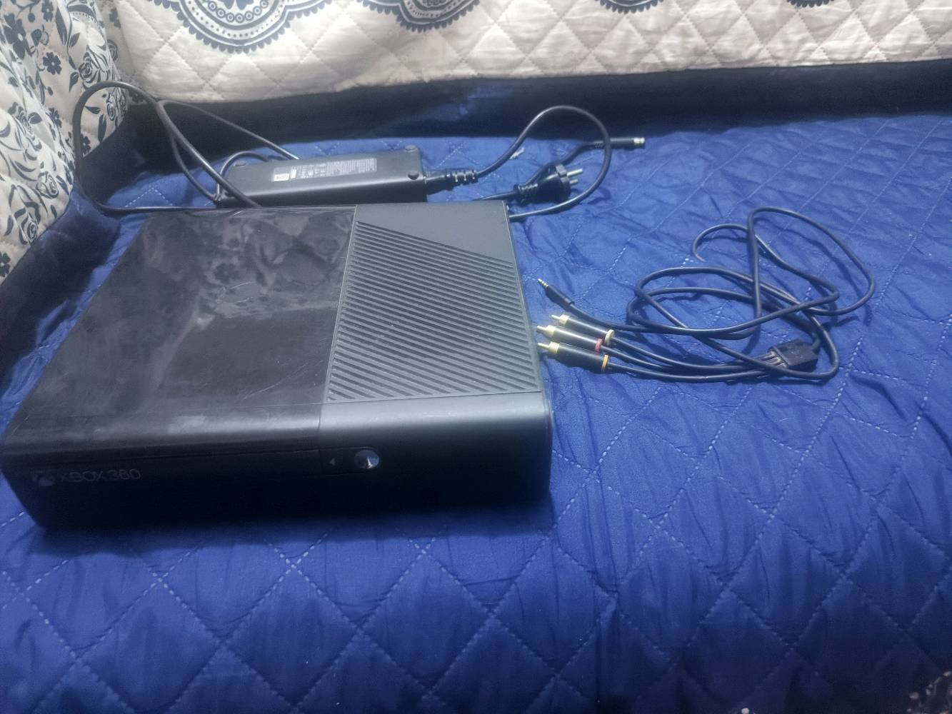 إعلان بيع Xbox 360 Super Slim مهكر RGH - جاهز للعب ]
​عشاق الألعاب والسرعة، جهاز مميز للبيع!
متوفر للبيع جهاز Xbox 360 Super Slim (E) بحالة ممتازة ونظيف جداً، مهكر بأحدث نظام RGH وجاهز للعب الفوري بدون أي تعقيد.
​🔹 تفاصيل ومواصفات الجهاز:
​نوع الجهاز: أكس بوكس 360 سوبر سليم (E) الإصدار الأخير والأكثر استقراراً.
​التهكير: نظام RGH الحديث (يشغل جميع الألعاب من الهارد مباشرة).
​الهارد ديسك: 250 جيجابايت مليء بمجموعة ضخمة من أقوى الألعاب وأشهرها (مثل: GTA V, Red Dead Redemption, GTA IV, Darksiders 2, Mortal Kombat, FIFA وغيرها الكثير).
​الملحقات:
​يد تحكم (جوستيك) سلكية.
​كافة الكابلات الأصلية (سلك الطاقة والباور).
​💰 السعر:
​105,000 دينار عراقي (قابل للتفاوض البسيط للجادين).
​📍 المكان: النجف الاشرف حي المكرمة شارع المزرعة 
📞 للتواصل والاستفسار:*********** بي واتساب 
ملاحظة لا يوجد توصيل