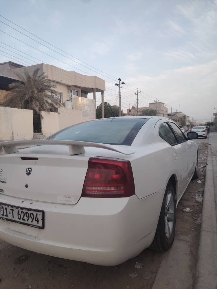 جارجر  2008 / 3.5 V6 للبيع
السيارة مرتبة ونظيفة بالنسبة لموديلها، دواخل نظيفة، گير مضبوط، حدادية مضبوطة، تبريد شغال، والسيارة كاملة مثل ما مبين بالصور.
المكينة مبدلة حديثاً واشتغلت تقريباً 3 أسابيع، بعدها صار بيها عطل والمكينة حالياً ما تشتغل، العطل غير مشخص وما عندي علم إذا بسيط أو تحتاج تبديل ، لذلك البيع على وضعها الحالي .
السيارة بيها ضربة قطعتين.
اللي يعرف بالجارجر والـ3.5 يعرف سعرها، وخصوصاً أن الجير والحدادية والتبريد والدواخل كلها بحالة طيبة وسعر المكينة كاملاً طايح من السعر الكلي .
المكان: البصرة 
السعر: 86 ورقة
بيها مجال بسيط  بعد المعاينة
*********** آفاق, القادسية
