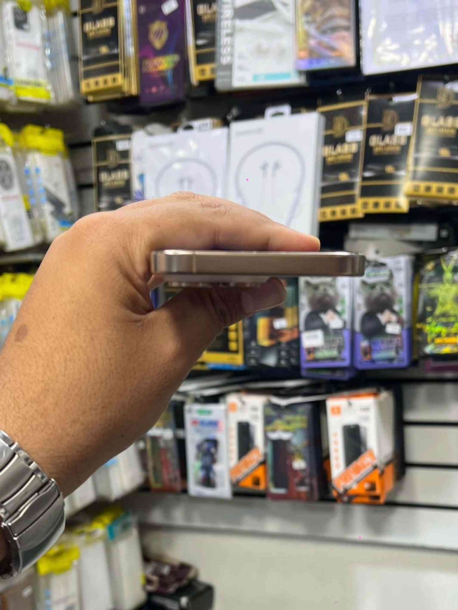 للبيع ايفون 16 برو ماكس
ذاكره 256

بطاريه 88

شرط وضع شركه ما مفتوح بي برغي 

يرهم مراوس ويا اس 25 ألترا 

السعر مليون 200 وبي مجال للطيبين

هاتف ***********
