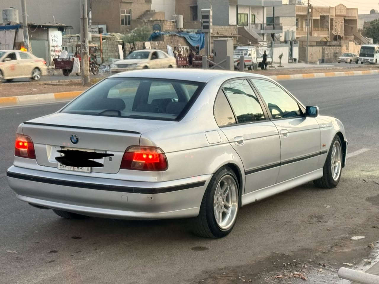 سلام عليكم   مالي دوست 
صقر e39  وزع شه ريكه 
مه سته ره ي گوراوه له گه ل قباغ لاي به نزيني بي عه يب بو داخل بون  ره قه م كردن گوراوه 
موديل ٢٠٠٠
مه كينه ي٥٢٨   له قوه تي خوي بيزاره بي دوكل بي بوخار 
دبل ديجتال 
هه مو گياني له سه ر شه ريكه يه وه ك خوي ماوه 
داخل جلد  
ته ريد سارد+گه رم. ده بل زون 
پاتري نوي 
تاخم بيش و دواي نوي 
سيدي بوكسو كامل ي ماوه 
سيستم و سماعه ي بو دانره وه ١٢٠٠.  واط 
تايه نوي 
 سه ياره يه كي تير مه سرف كراوه جائيزه نوقساني تيا نيه 
٨٩ مجالي كه م  سعري علوجيكه 
فروشتنو كورينه وه به شتي باشتر باقي هه يه 
٠٧٥٠/٥٩٥/٢٦٢٨
٠٧٧٣/٥٩٥٢٦/٢٦ أربيل, العراق
