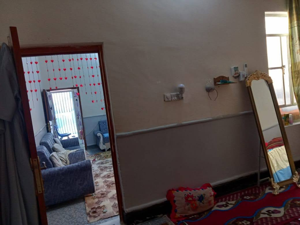 🏠 بيت للبيع – فرصة مناسبة للسكن 
📍 الموقع: حي الجوادين – شارع الإمام الصادق

📐 المساحة: 100 م²

يتكون البيت من:

• غرفة

• صالة

• مطبخ

• ديوانية

• صحيات

💧⚡🚰 جميع الخدمات متوفرة: ماء، كهرباء، مجاري.تبليط 

📌 البيت مناسب للسكن، وموقعه جيد وقريب من الخدمات.

📞 الإتصال فقت الشراي(  ***********)
