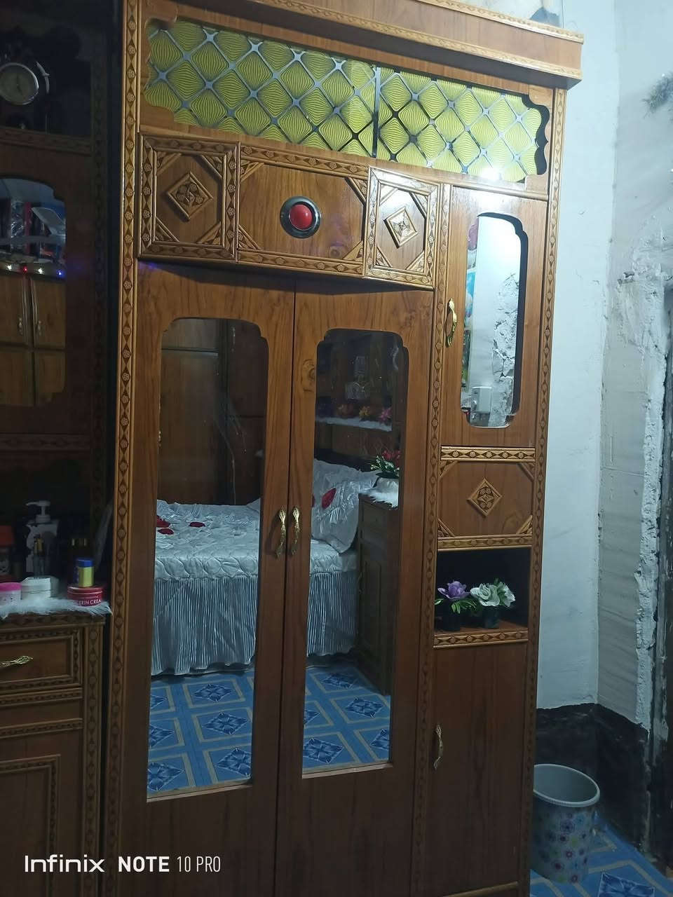 السلام عليكم ورحمة الله وبركاته 
غرفة نوم للبيع مستخدمة فترة قليلة نضيفة جدا خشب الفلوجة 
للتواصل على الخاص أو واتساب ***********
***********

