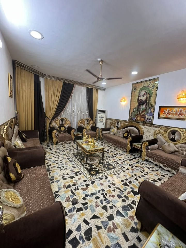 السلام عليكم
للبيع بيت زراعي في الشعب
مساحة ١٥٠ متر
١٠ الواجهة 
١٥ النزال
طابقين يحتوي على ٤ غرف نوم و٣ صحيات داخلية وخارجية 
مطبخ حار وبارد 
استقبال 
للاستفسار ***********
