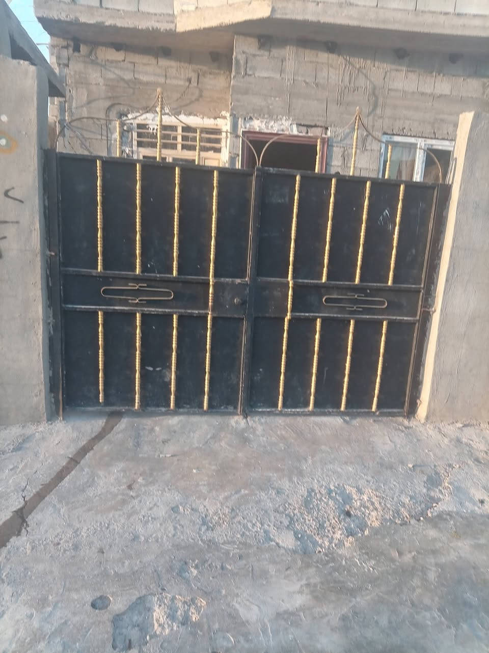بيت تجاوز للبيع مساحه 120متر يتكون من غرفتين نوم
وهول ومطبخ واستقبال العنوان حزيران قرب جامع الغفران السعر خاص لو خابر عرقم ***********
