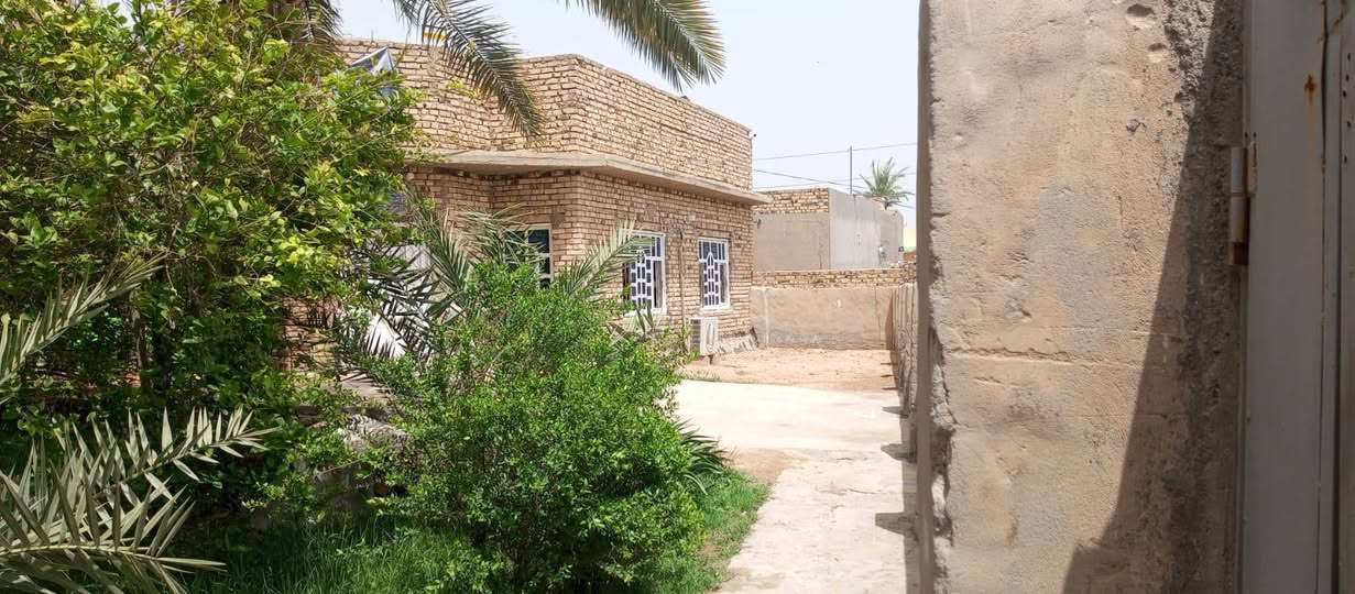 سلام عليكم من رخصت ابو الكروب بيت اللبيع طابو زراعي سند ٢٥ مساحة ٦٠٠م كونكريت مسلح يتكون من غرفتين نوم وصالة واستقبال ومطبخ وصحيات داخلية وخارجية العنوان طريق السنية جهة زوار على شارع العام مباشر الاتصال على الرقم ***********
