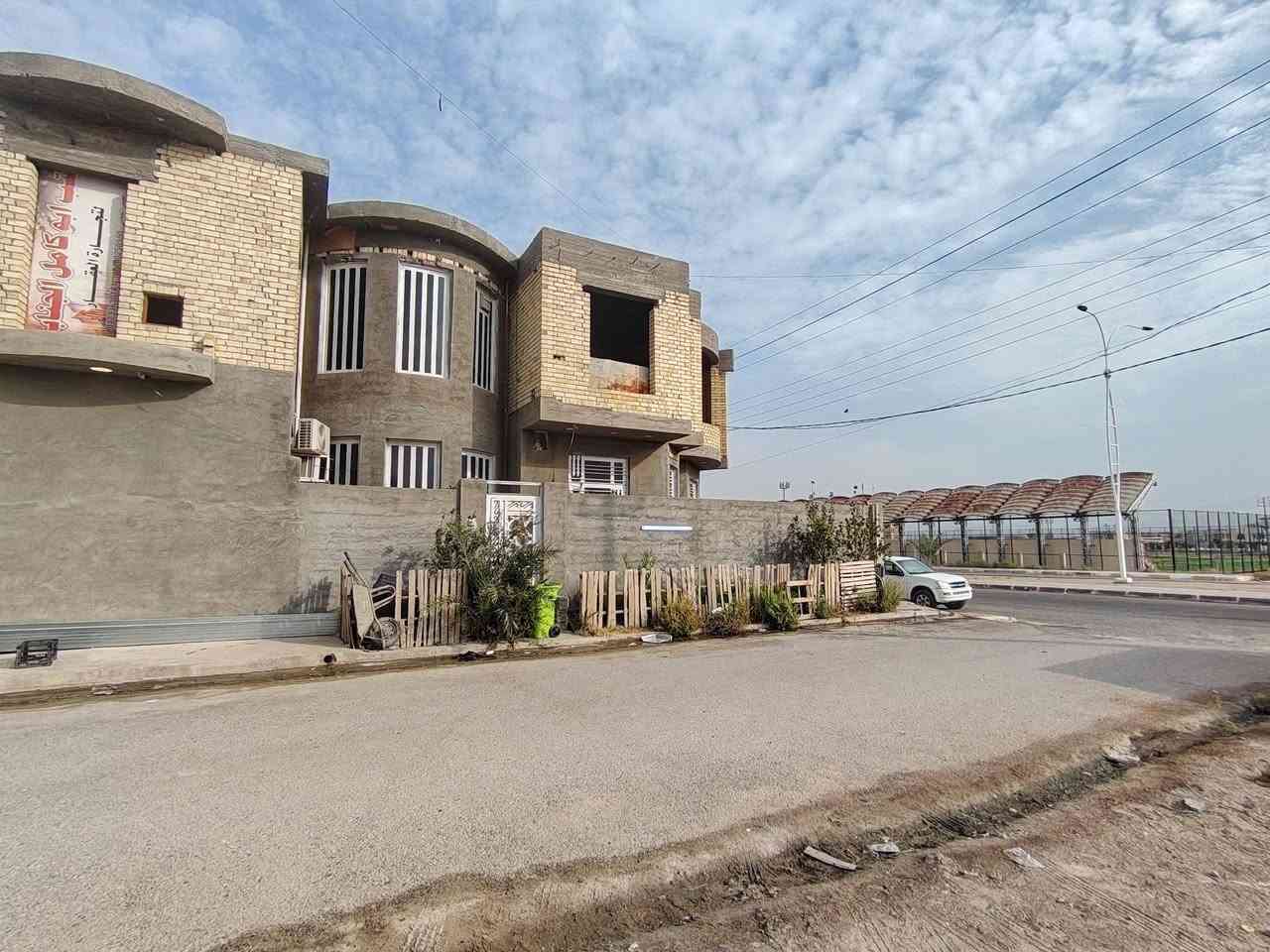.سلام عليكم 
للبيع بيت ركن 
 على  شارع 40 
منطقه 5000قرب ملعب 11
 مساحه 175 متر 
طابقين طابق أول فول 
طابق ثاني بعده 
 طابق أول غرفتيين 
صاله 
استقبال 
مطبخ 
كراج
طابق ثاني 3غرف 
بأسمي تحويل ثاني يوم غير مطلوب
السعر خاص 
***********
***********
