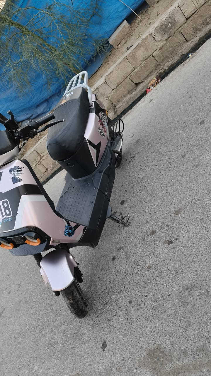 للبيع 318 موديل 2025 بطاريات 6 دبل انضاف  ملف 2000 سرعه 99 حقيقي 75 اربع نمر مطور مرتب وا كلو شغال مابيه اي عطل  الصوره ضالمته لن دنيه ليل 😅 مطور على وضع الشركه تعال افحص واخذ السعر 550وابيه مجال شي قليل مكاني موصل حي عدن رقم الهاتف *********** بيه واتساب
