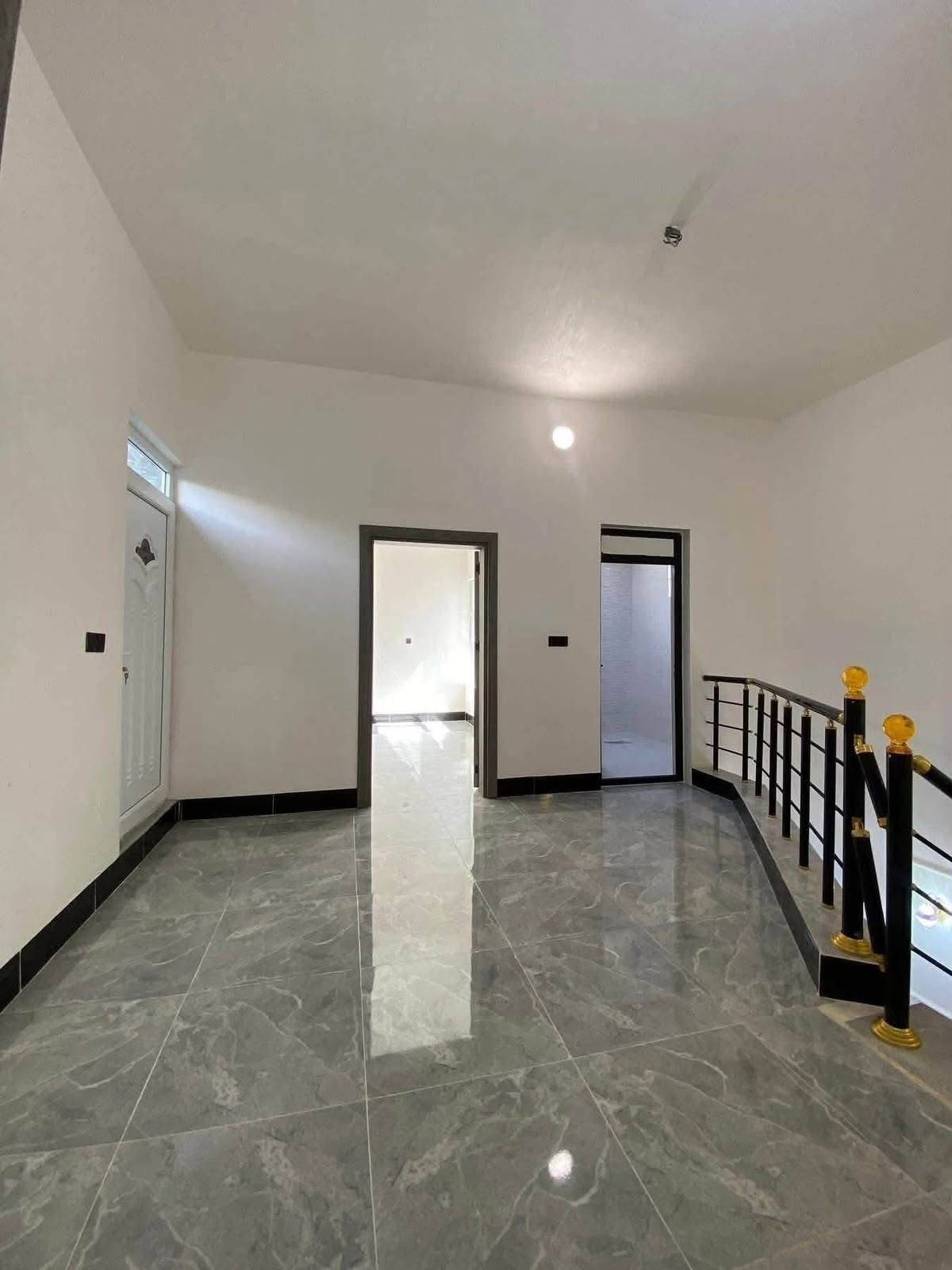 السلام عليكم
دار للبيع في تكريت الديوم🏠

مساحته الكليه 100متر مربع في حي التصنيع📍 

الوجه 7م النزال 15م 

موقعه جداً راقي و مميز☑️ 

بصف الركن السعر مناسب 

بالنسبه لموقع الدار💰 

غرف نوم ثلاثه واستقبال 

وصاله واسعه ومطبخ🚰 

مجموعه 3 صحيه الدار 

شغل جناي درجه أولى✍🏾

السعر / 85 وبيها مجال 

للأستفسار ***********
