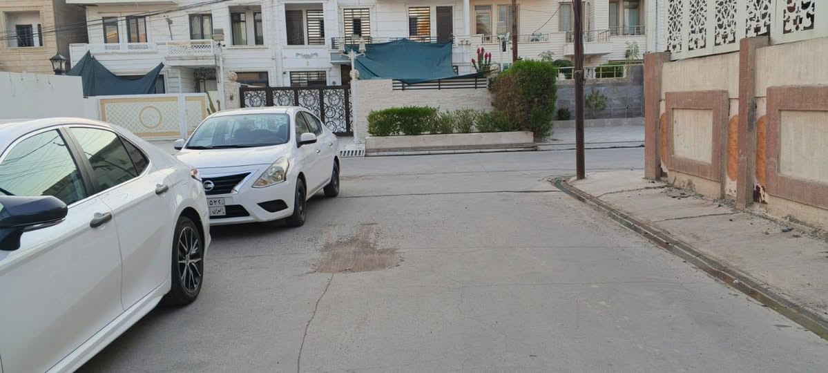 بيت قديم حساب ارض مساحة 220 متر واجهه10 متر موقع طريق بغداد مقابل الجبهة التركمانيه قرب مجمع المودرن سيتي
