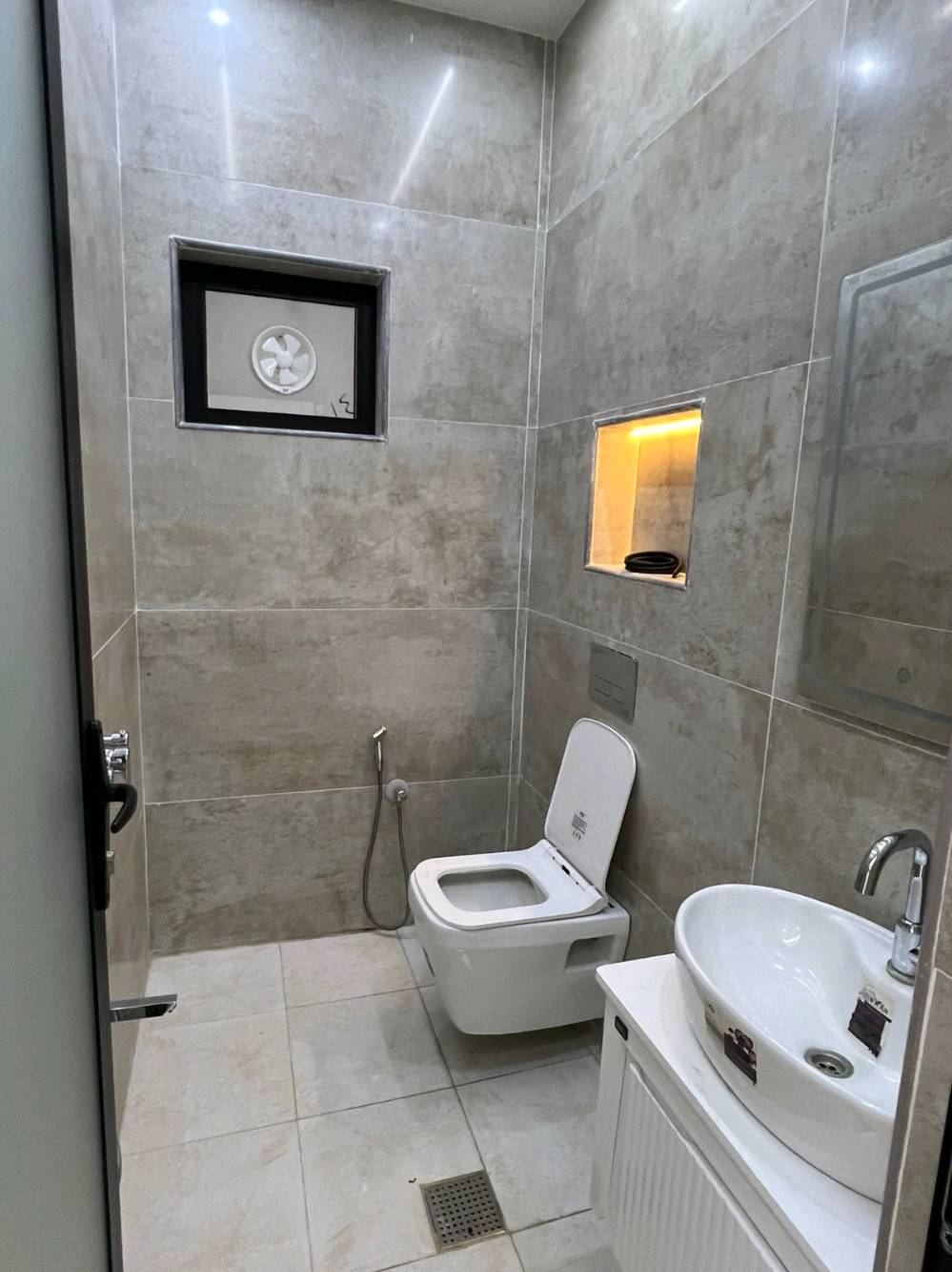 ​إياد عدنان | للعقارات 🏠✨
​دار للبيع – بناء حديث درجة أولى 📍 حي الجهاد / منطقة الضباط (مجاور شقق حي صدام)
​فرصة ممتازة للسكن أو الاستثمار بمواصفات مميزة واستغلال مثالي للمساحة:
​المساحة: 60 متر مربع
​الواجهة: 4.5 متر (ضلع منفصل غير مشترك)
​الغرف: 4 غرف نوم
​الصحيات: 3 حمامات
​المرافق: استقبال واسع + مطبخ متكامل
​📞 للاستفسار والتواصل (اتصال أو واتساب):
***********
​🔔 لا تنسوا متابعة الصفحة ليصلكم كل جديد من العروض العقارية المميزة!