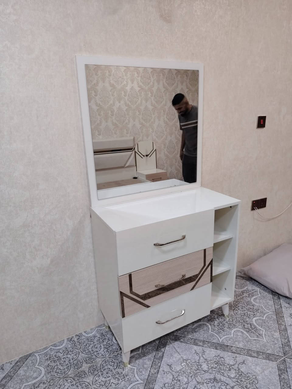 غرفه نفرين لبيع العنوان كأني كورده قريب جامع الرحمان مقابل حديقة رقم موبايل *********** وتساب
