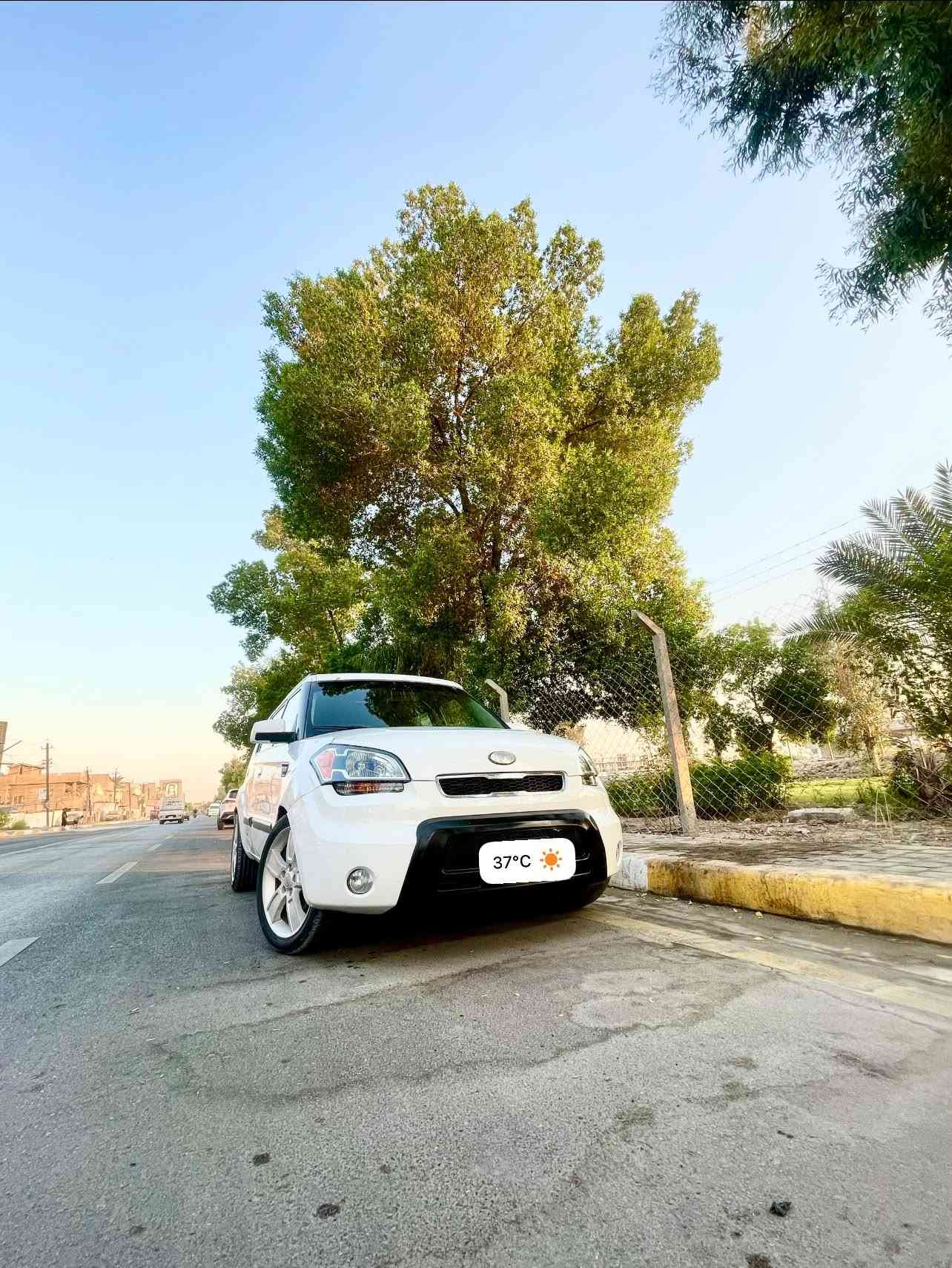 كيا صول امريكي موديل 2010 
حادثها جاملغ وباب بيها قطع صبغ ابيع حزام 
مكينه 2000 دوش 
كير AT
ماشيه ١٦٠ 
كير مكينه خير من الله 
فول مواصفات 
سلايت فتحه 
كشنات هيتر 
حساسات خلفيه 
فول تحكم ستيرن 
دمام بالدشبول 
لايت و بلوجكتور زنون 
لدات داخليه بالسماعات 
ويل كب كبير 
السعر بلاش وبالعافيه ٦٩ ورقه قفل 
السياره كلشي مناقصها 
تايرات و صدر ودسكات وباتري وتبريد كله جديد 
رقم بغداد مشروع وطني بسمي 
مكاني بغداد ***********

نص مكتوب في الصور:
- 37°C