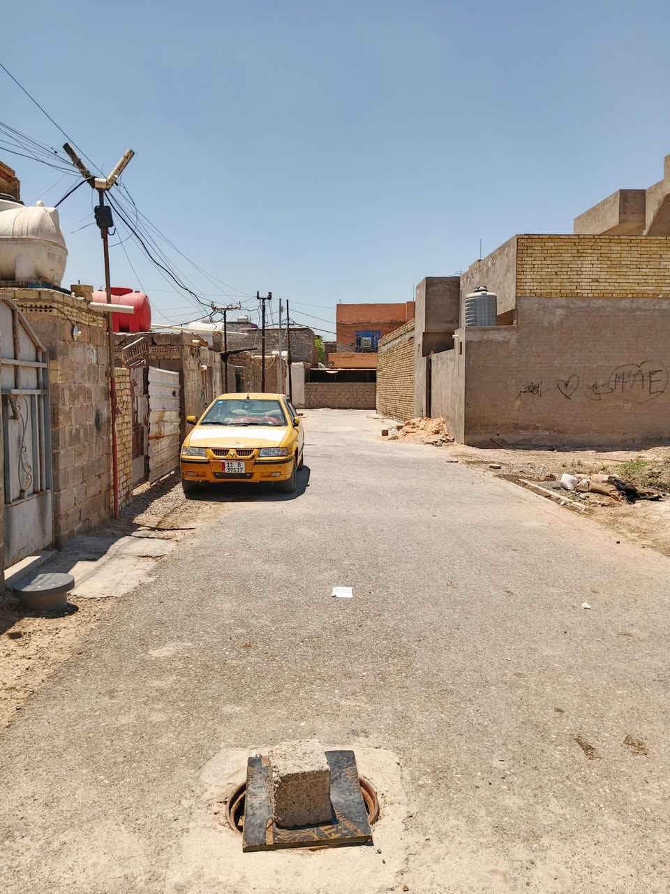 سلام عليكم بيت قريب عل شارع اول فرع عل الشارع العام قريب عل مدرسة المزايا العنوان الحميدية شارع السبيس مجاور شبكة كورك متكون من غرفة نوم وصالة البناء بلوك السقف سندويج يعني البيت واقع حال المساحة 100 متر  سعر مناسب سعر قطعه بحتبار رقم متواجد وتساب ***********
