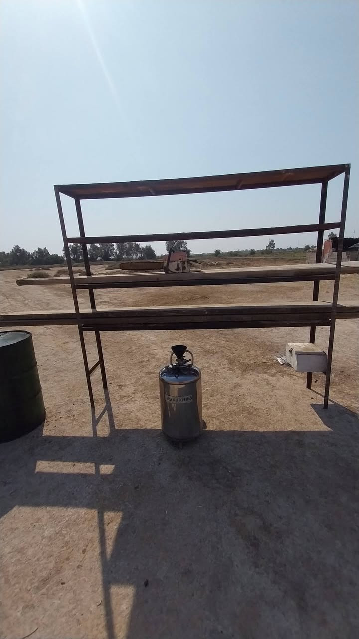 ميز عارضة طول .2.متر ونصف المتر .أرتفاع .2. 21 .سانت متر و سير بطول .4.متر و سير بطول 3 .ونصف المتر و منشار بالزين عاطل و دبة رغوة مال غسل به ثقوب ومسدس رغوه وبرميل عدد 2. جديد .الأتصال على الرقم..***********..
