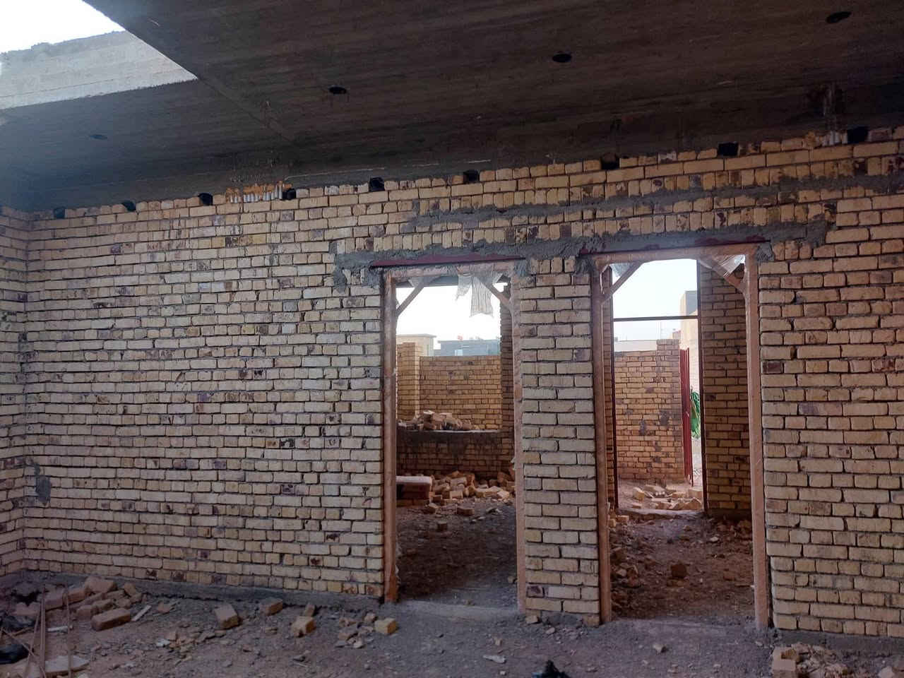 السلام عليكم مكلف بالنشر الاتصال هيكل مساحه 166متر شارع الاقواس خلف ثانوية الابرار يبعد ثاني فرع عن ثانوية الابرار مكون من غرف نوم عدد ثنين واستقبال ومطبخ وهول داخلي وصحيات بناء طابوك وسقف صب كونكريت السعر 42 وبي مجال
***********
