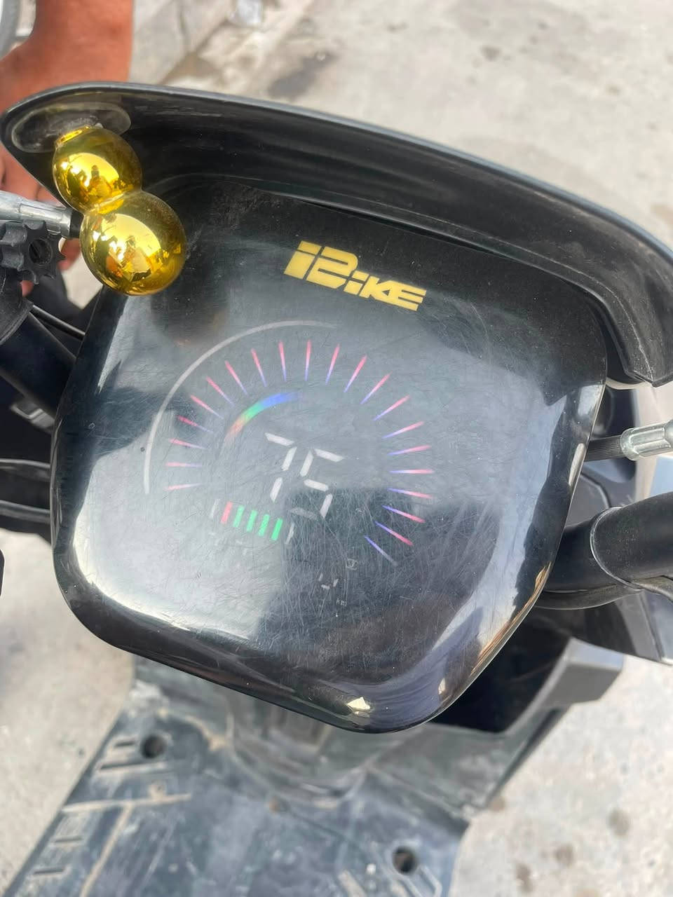 🏍️ للبيع  او مراوس حسب القناعه 

دراجه  ( ماطور ) شحن  طراز Super 12 🏍️الموديل: سكوتر شحن هجومي (أباتشي / تانك).

الحالة: نظافة 80‎%‎  وبحالة ممتازة (نفس الصور).⚙️ 

المواصفات:إضاءة LED أمامية مزدوجة قوية (عدسات دائرية).

هيكل متين مع دعامات حماية أمامية وجانبية.

نظام فرامل ديسك (باكم) أمامية وخلفية للأمان.

عداد رقمي (ديجيتال) لمعرفة السرعة والشحن.

مجهزة بصندوق تخزين خلفي وشبكة تحميل أمامية.

البطارية والمسافة: [ 6 بطاريات مسطره  تقره 11،5 ]. 

السعر: [ 700 الف  ] بيه مجال بياع 

الموقع: [الموصل - الايمن ]

📞 للتواصل: [ *********** ]

يرهم مراوس حسب القناعه
