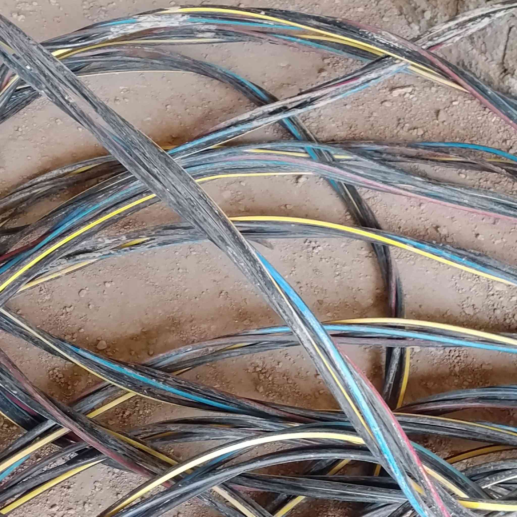 سلام عليكم كيبل البيع ابو الربعه خطوط طول 42متر مستخدم قليل مراسله اوتصال ***********
