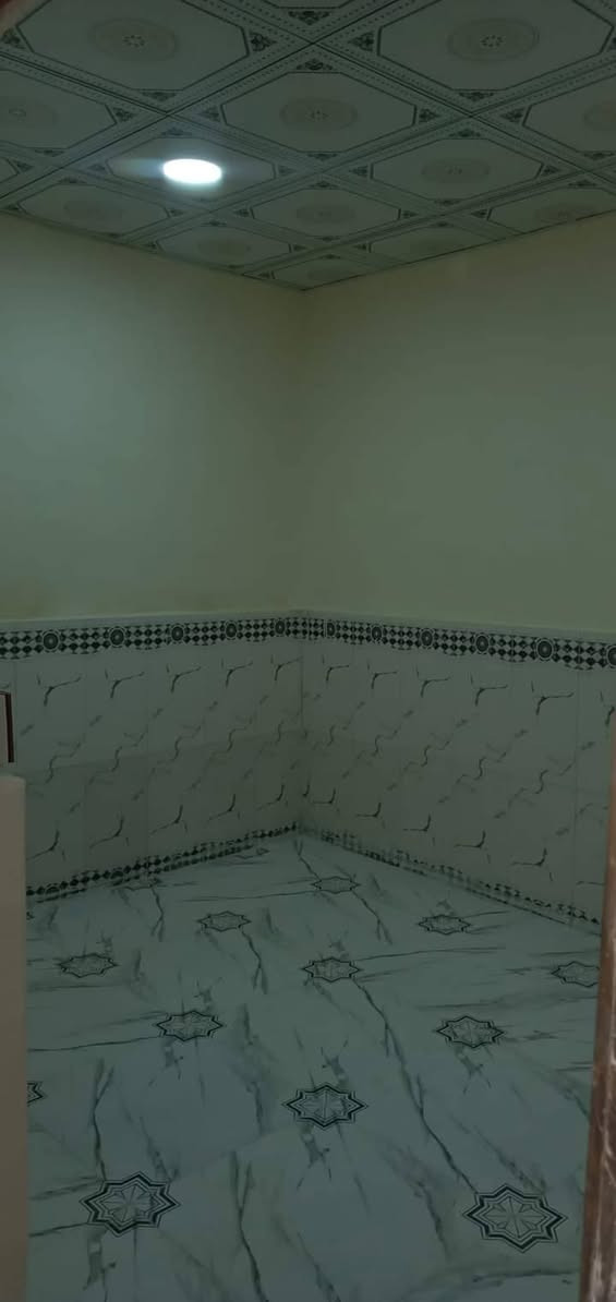 السلام عليكم
نص بيت للبيع حيانيةمساحته (75متر) مقابيل جامع موسى الكاظم عليه السلام المنطقة ناسها ذهب هادئة و ما بيها اي مشاكل... 
يتكون من... 
ـــــــــــــــــــــــــ
-غرفةبالسطح (4.5×3.5)
-غرفة (4.5x3.5) 
-غرفة (3x3) 
-مطبخ(3x3)
-حمام و تواليت مشترك
-درج و بيتونة السطح ما مقسوم
(الطابو مناصفة.. الكهرباء مفروزة.. الماي مفروز) 
البيت بناء بلوك السقف عگادة  بناء قديم  (مرمم) الارضية و الجدران سيراميك... سقف ثانوي... 
(ما مطلوب لا ماي و لا كهرباء) 
[السعر70 مليون و بي مجال]
***********

