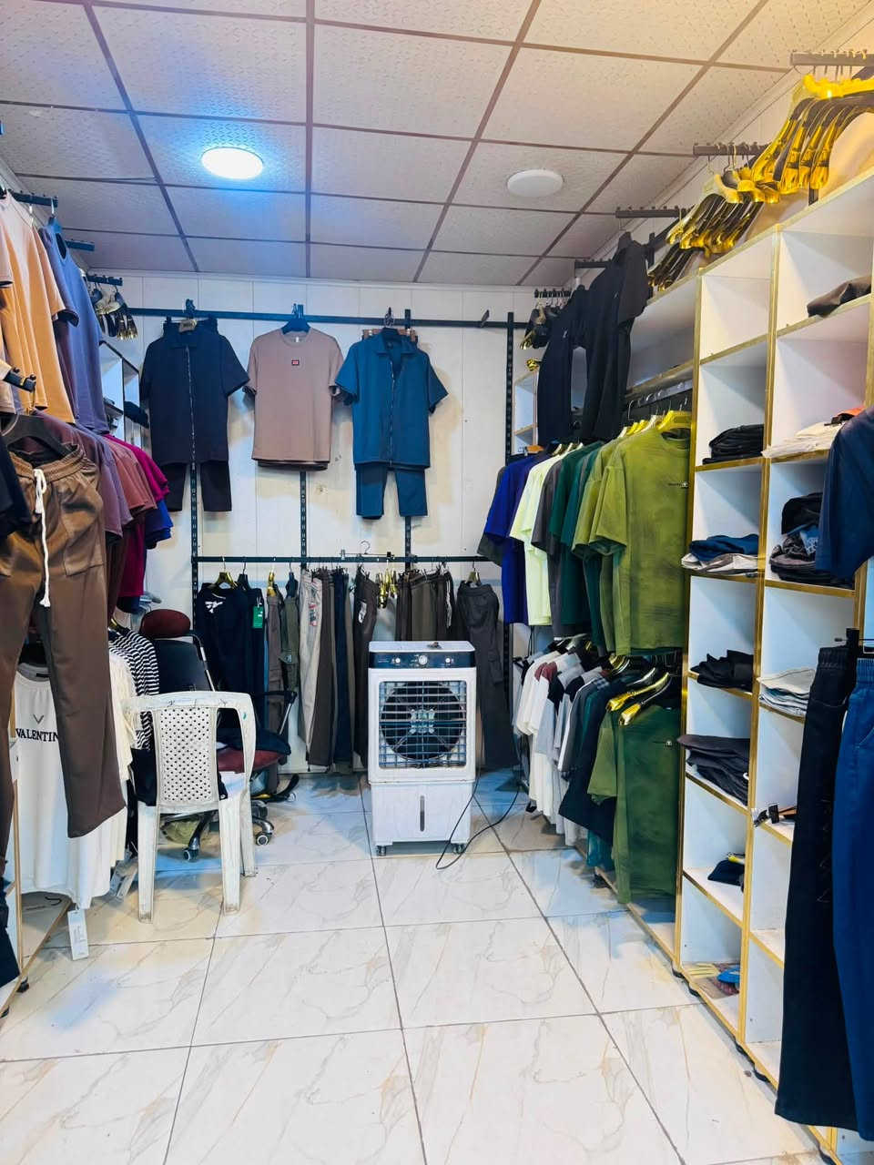 شلعة ملابس تصفية محل بسعر جدا مناسب العدد تقريبا 300 قطعه
*********** واتساب
