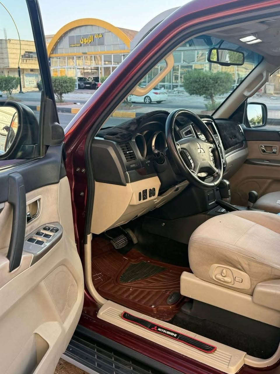 السلام عليكم 
باجيرو موديل ٢٠١٦ فوووول مواصفات رقم اربيل الدولي اتريد تحويل اتريد وكالة السيارة جديدة جدا تخم تاير حدادية جديدة محرك مكفول وممفتوح كير جديد ممفتوح السيارة مال بيت جناي تاخذها وتدعيلي اللون مميز 
المواصفات:
كراسي كهرباء
شاشه وكامره 
حساس خلفي
دمام بالجنطه
علامه على البنيد
لايت زنون 
زراك لايت
محرك 3500 V6
7 راكب
3 قطع تبريد
دفع رباعي4*4
فتحة سقف وباقي مواصفات الحبتور معروفه
ماشيه 130 الف 
السيارة جديدة جدا 
سعر السيارة 165 $
العنوان بغداد الوزيرية
***********
