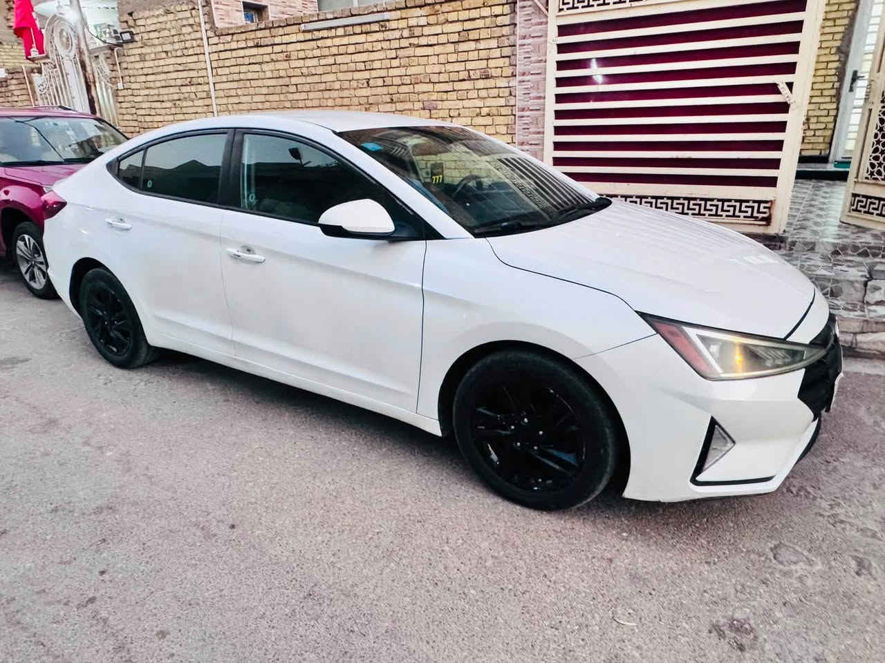 النترا 2019 وارد امريكي
السيارة نص فوول 
رادار وسطي 
ورادار جانبي 
تحكم ستيرن جهتين 
داخل جلد 
السيارة بيها جاملغ خلفي ودوس
وباب الصدر كلير من امريكا
ومثل ما موضح بالسونار  
البجم كبس والشواصي واللغود كلها سليمه
كلشي موضحلك بالصور والوصف
ماشية  113 
رقم بغداد تحويل ثاني يوم ب اسمي
مكان السياره واسط الكوت
السعر 127 وبي مجال 
للاستفسار 
***********

