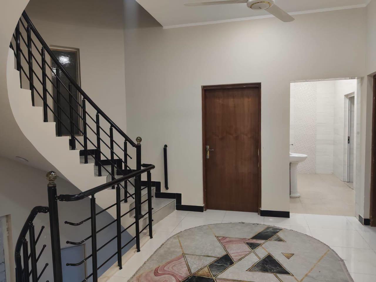 بيت للبيع مساحة ٢٠٠ متر طابو اسهم باسمي
طابقين كامل صبغ داخلي (جوتن نوع فنيلا لاتيه) وتاسيسات كهرباء  مع منظومة الايرثلكج والتاسيسات الداخلية من الدرجة الأولى وكذلك المجاري استخدام بوري سمارت ١٠ بار قياس ٦ انج و٤ انج وتاسيسات الماء على نظام البطارية مع ٢ تانكي سعة ١٠٠٠ لتر
عدد الغرف ٥
استقبال
مطبخ حار وبارد 
مطبخ حار ثاني
هول كبير
صالة درج
تواليت خارجي
موزع مابين باب الاستقبال وباب الهول
وباب المطبخ مطل على الكراج
كراج سيارة مع حديقة صغيرة
حمامين بالطابق الاول والطابق الثاني مع لوندري لكل حمام
سطح اشتايكر مع ستارة
الواجهة ملبوخة فقط الطابق الارضي

السعر 200 وبيه مجال شراي 
العنوان قرب المستشفىالتركي 
ــــــــــــــــــــــــــــــــــــــــــــــــــ
‏
‏ـــــــــــــــــــــــــــــــــــــــ
‏#لعرض_عقارك...... او للاستفسار اكثر 
‏   🌲🌴🏛🌴🌳🏛🌴🏛🌲
‏
    أتصال📱‏***********☎️
 واتساب🌐 ***********☎️
‏
‏
