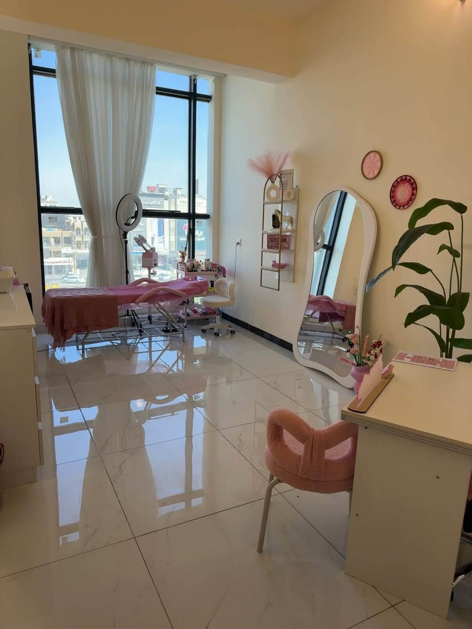 أثاث عيادة تجميل • شبه جديد • زيونة