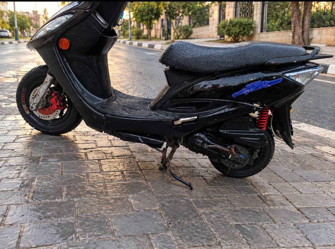 دراجه جي فور جاهزه سلف هندر اشاير يمنئ يسرئ بك لايت عداد البانزين والرون كلشي شغال مكينه ناعمه كلش ب300 وبيها مجال مكاني بلفضليه رقمي ***********
