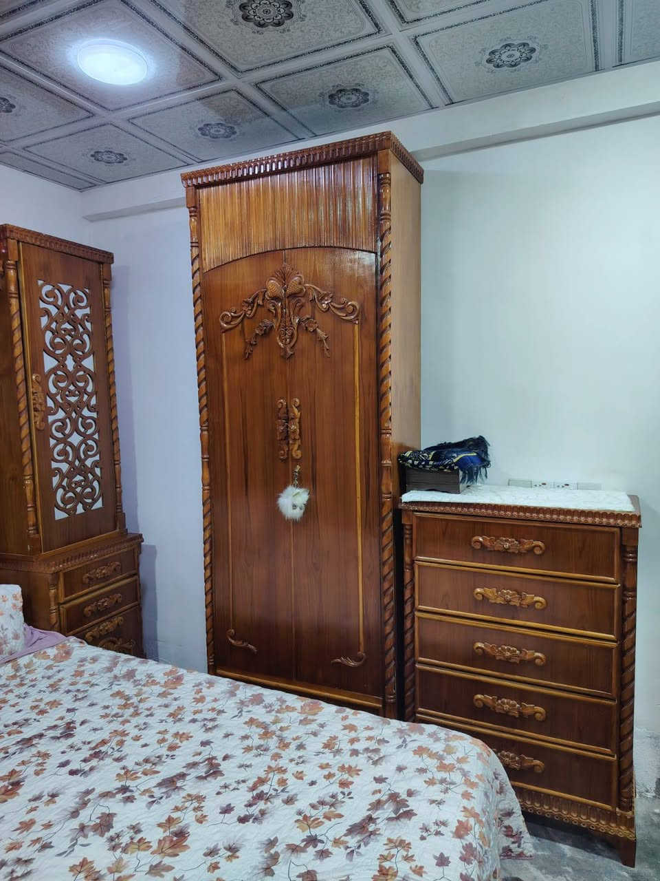 السلام عليكم توجد غرفه خشاب صاج للبيع العسر 1200وبيها مجال مكلف بل نشر رقم صاحب الغرفه ***********      وهاذه رقمي ***********
