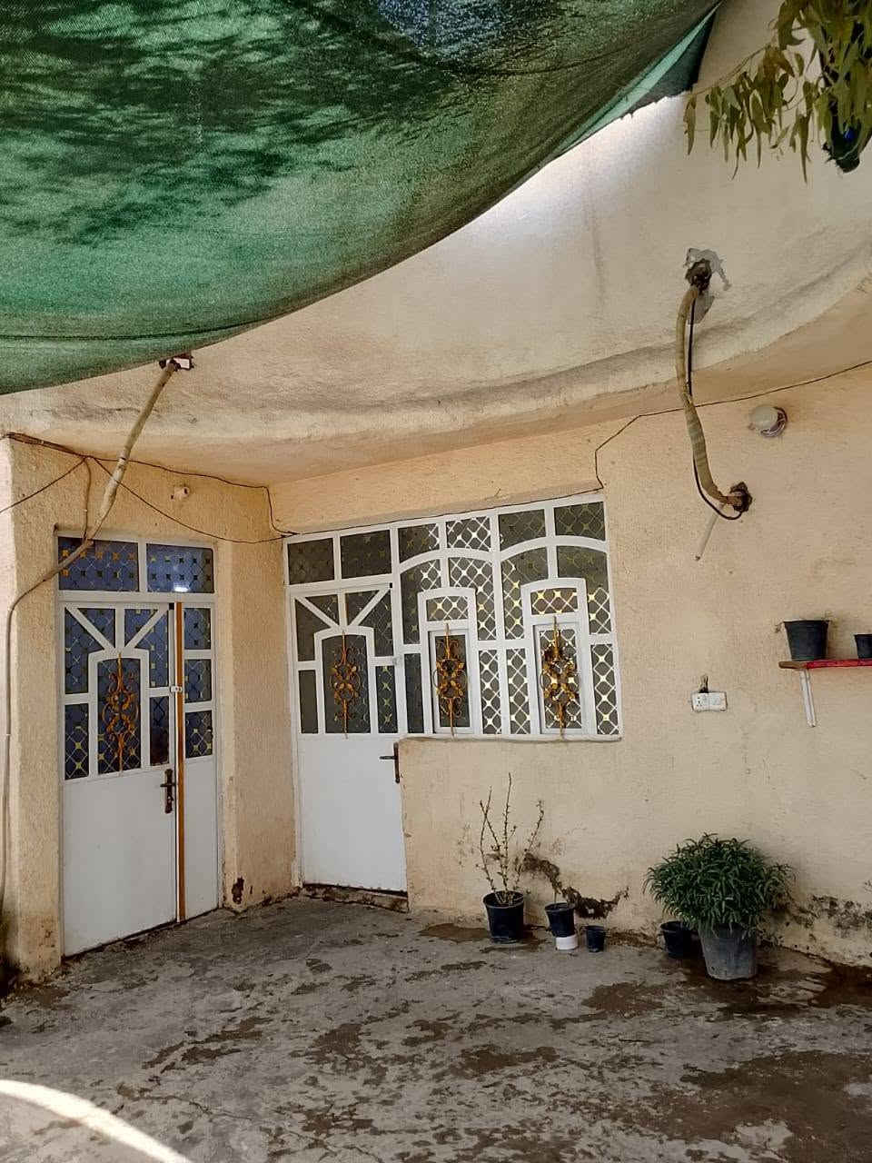 السلام عليكم بيت للبيع مساحة ٢٠٠ متر قاطين القاط الفوك مسكوف سندويج فوك ٢ غرف وجوه غرفه صاله واستقبال مطبخ وحوش وصحيات خارجيه البيت كامل من كل الجوانب وكلشي واضح بل فيديو مكان بيت خلف جامع الاكتئاب يم البانزين خانه بنص النهروان خط اول عن شارع العام *********** ***********
