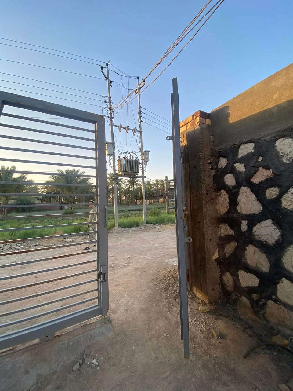 🏡 دار سكن زراعي مميز للبيع
سند 25
📍 الموقع: طريق جامعة المستقبل – خلف جامعة بابل مباشر

📐 المساحة: 1250 متر
 ... بناء الدار 300 متر
🏗️ بناء حديث – طابقين – كونكريت 

✨ تفاصيل الدار:
• مطبخ
• صاله
• استقبال
• 4 غرف نوم
• 2 مجاميع صحية
• كراج
• حديقة كبيرة 🌳
•شبابيك الالمنيوم مع كتيبة حمايه
•سويت خدم خارجي معزول
🌿 موقع مميز ومساحة واسعة،
المراجعة 
    
للأستفسار الاتصال على📲

‭***********‬ 📱
***********   📱 
@إشارة
