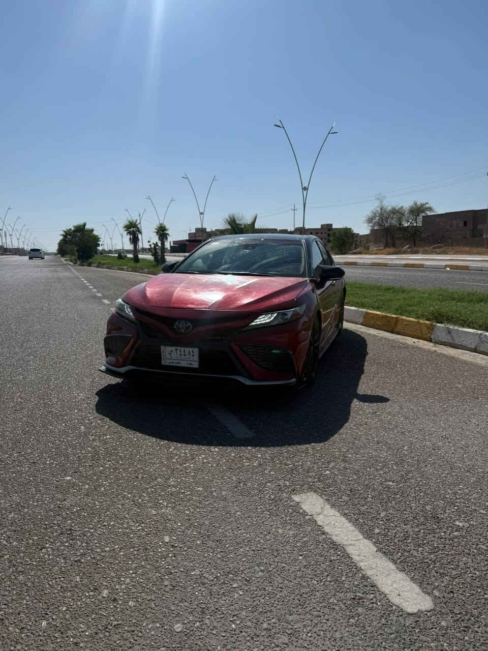 السلام عليكم 
 كامري XSE Hybrid 2023 وارد امريكي
 المواصفات 
المحرك: 2.5 4 سلندر هايبرد.
القوة الإجمالية: 208 حصان.
الكير: CVT إلكتروني.
الدفع: أمامي FWD، وليس AWD. 
تدفئة  في المقاعد الامامية 
الصرفية الرسمية: 44 MPG داخل المدينة و47 على الطريق، و46 MPG معدل؛ يعني تقريبًا 5.1 لتر/100 كم. 

سعة التانكي: 13.2 غالون ≈ 50 لتر.
الجنوط: 19 إنش رياضية.
المقاعد: 5 أشخاص 
البطارية: ليثيوم-أيون، ونظام الهايبرد 259 فولت. 
تويوتا
والـ XSE Hybrid تحديدًا بيها تعليق رياضي وتصميم خارجي رياضي وشبك أمامي أسود ولمسات XSE. 
السعر 160$ بيها مجال بسيط 
للأستفسار
*********** اسيا  /  *********** زين

