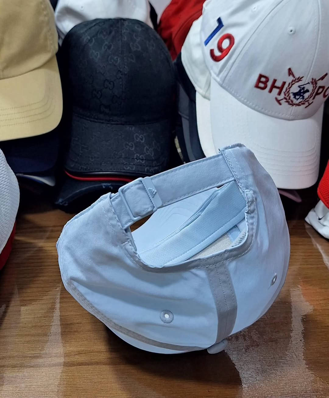 ماركة adidas اصليه وكاله
خامه وتربروف راقيه جدا
قياس فري سايز
*********** واتساب مسنجر
يوجد توصيل
