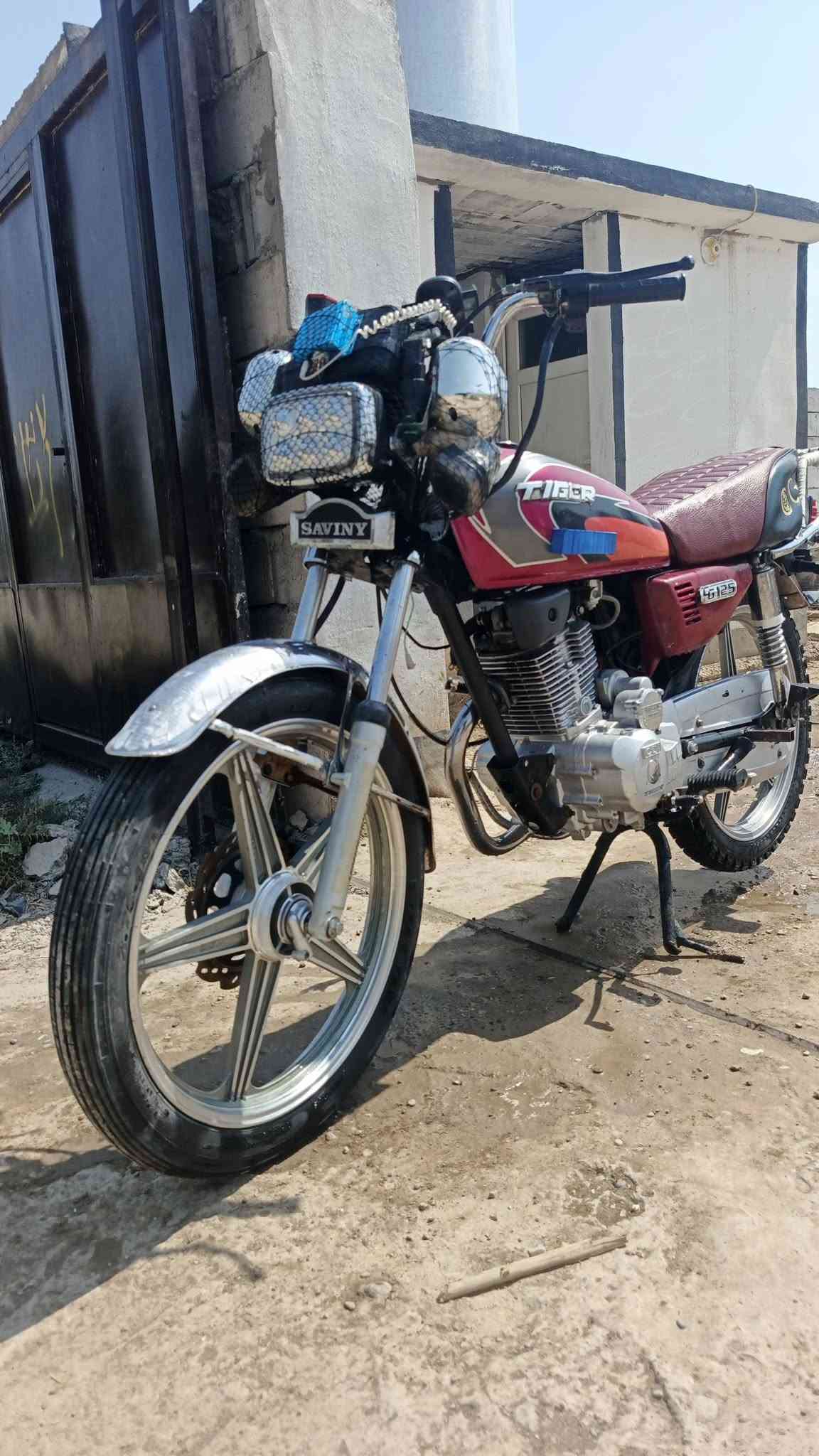 السلام عليكم 
مطور خمسه كير تايكر
موديل 21 
المحرك مفتوح شرط لا صرف ولا بخار 
كهربائيات شغاله كلها
سلف شغال كامل 
ويرهم مراوس ب 23 وانطي فرق 
السعر 350 وبي مجال لكرايب 
رقم الهاتف ***********
 العنوان كركوك ناحيه الرياض
ملاحضه المو شراي لا يتعبني يعبر المنشور
