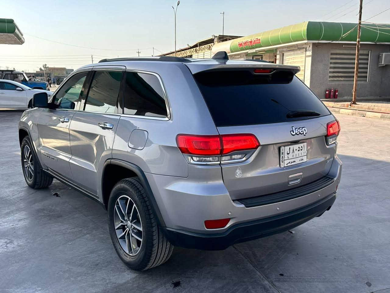 السلام عليكم
للبيع او مراوس 
Jeep Grand Cherokee Limited 2018
جيب جراند شيروكي ليميتد 2018
ماشيه 133 
سياره كفاله كير ومكينه حداديه وتخم تاير وتبريد كله 
جاهز  يعني بدون اي نقص 
رقم بغداد بسمي 
✅ المواصفات :
🎨 اللون: سلفر
🌍 وارد أمريكي
⚙️ محرك 3.6 لتر
🔩 6 سلندر
🛞 دفع AWD
💎 المواصفات:
رادار
توقف ذاتي عند التحذير
• شاشة لمس
• بلوتوث
• Android Auto
• كاميرا خلفيه 
• حساسات أمامية
• حساسات خلفية
• مقاعد جلد
• تحكم كهربائي بالمقاعد
• مثبت سرعة
• بصمة وتشغيل ذكي
• مكيف أوتوماتيك
• نظام تحكم بالمقود
✅ فئة ليمتد
✅ ما عدا الفتحة
صور حادث بالمنشور 
✅ جاملغ امامي وخلفي 
ولباب يمه صبغ يعني سياره 4 قطع بيها شرط بدون دواخل بدون ارباك 
 بدون دواخل 
مكاني بغداد بسمايه 
سعر 173 ورقه 
***********
