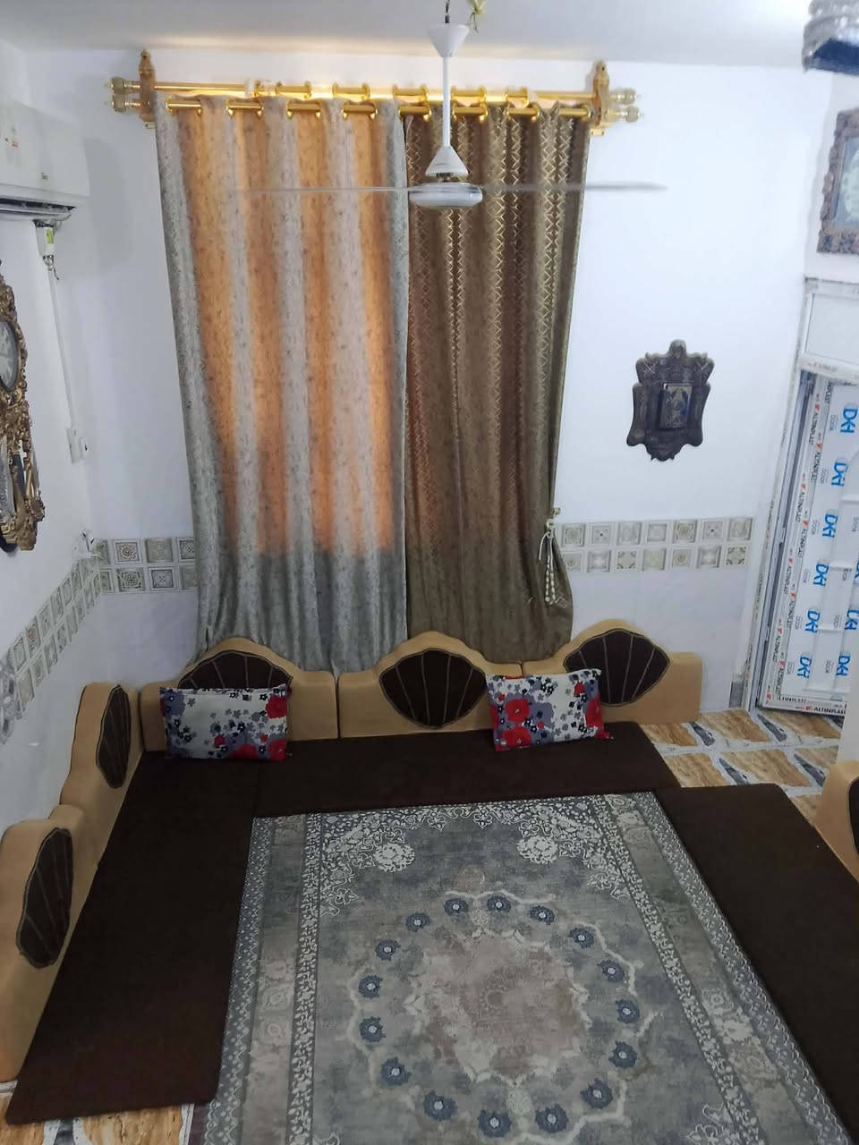 بيت 50متر ركن طابق واحد غرفة 5/3 وصالة 5/3ومطبخ 3/3.50  وصحيات  2/2 *العنوان كربلاء بداية الشبانات شارع الشهيد اثير الزاملي تفاصيل اكثر ***********بي واتساب @*********** يبعد عن الامام 10دقائق  السعر 45وبي مجال
