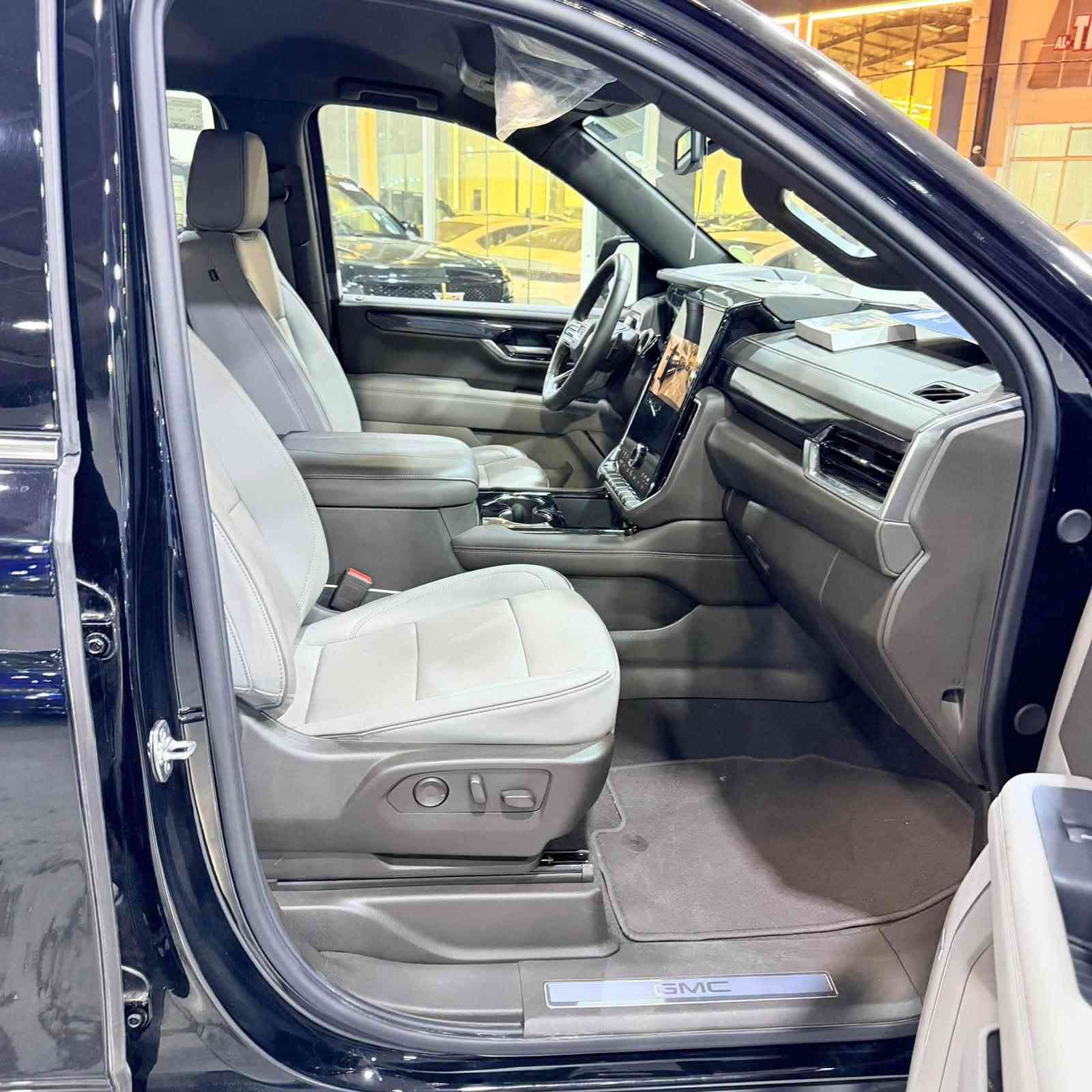 سلام عليكم

جمسي يوكن الفيشن 2025 

ا GMC Yukon ELEVATION 2025 

 خليجي وكالة المنصور 

 ماشيه 7 الف  

 موديل 2025

 حجم المحرك 5.3 V8 

 مفتاح التشغيل بصمة  

 تشغيل عن بعد 

 دفع ثنائي RWD

حساسات أمامية 

حساسات خلفية 

لايت زينون + LED 

 دخول بصمة ذكي 

 حجم الاطار R20 

 اشارة في المرايا الجانبية وكهرباء 

 ا ABS 

 دشبول شاشة ديجيتال 

 شاشة Apple Car play 

 سماعات سستم صوت شركه BOSE

 كاميرا دوارة 

لانارة الداخلية LED  

 مثبت السرعة Cruise 

 المودات والاوامر الصوتية 

 ا Bluetooth / T YPCE 

مخرج منفذ الطاقة 

السياره بعدها بحاله الزيرو
رقم بغداد 

مكان السياره بغداد البياع 

واي استفسار***********
